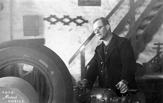 Karel Míček starší - drásaní pneumatik při protektorování 1948