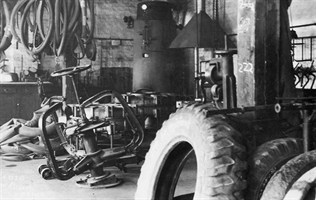 Protektorování osobních a nákladních pneumatik 1948 v celokruhových lisech a třetinových žlabech