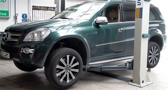 Třetí stání - dvousloupový hever nosnost 4 t. SUV, 4 x 4, dodávky.