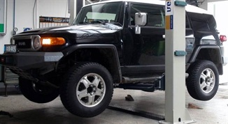 Třetí stání - dvousloupový hever nosnost 4 t. SUV, 4 x 4, dodávky.